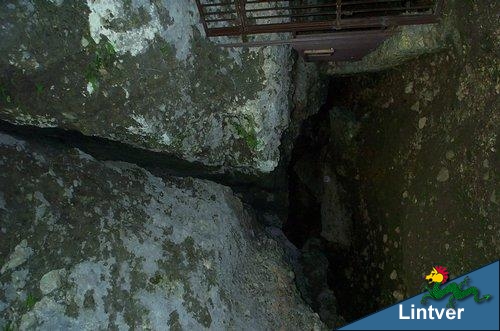 La fessura-torrente che ha riempito la grotta di detriti
