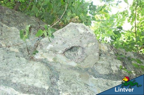 pietra con buco per sostegno probabilmente alla vite nei pressi del ponticello