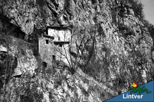 la grotta nella roccia