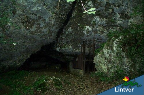 L'inferiata sbarra l'ingresso alla grotta