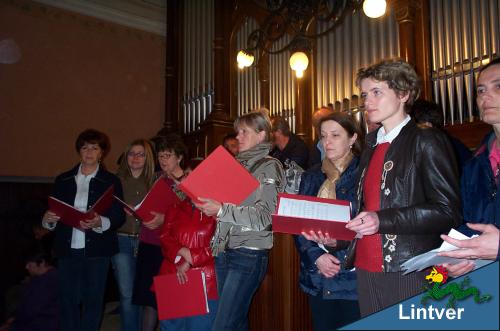 Il coro in orchestra si prepara a cantare