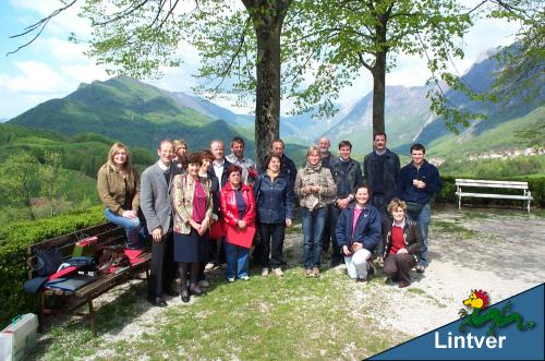 Foto ricordo davanti alla chiesa: panorami stupendi, adeguati ai sorridenti volti dei coristi