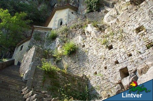 ruderi del castello lungo la salilta