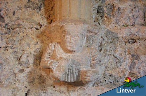 mensola con personaggio con baccale di vino in mano e sulla spalla grappolo d'uva