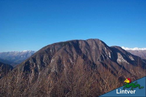 Mija da S. Lorenzo. Dietro la catena dello Stolo e, in bianco, quella del Canin