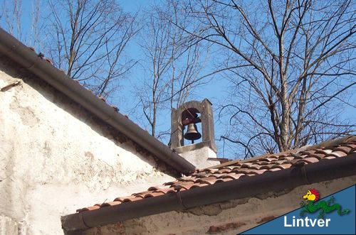 Piccolo campanile a vela sopra la sacrestia