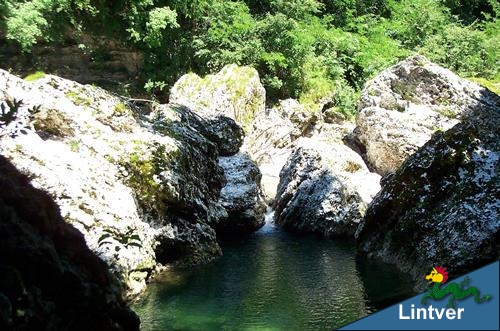 Enormi massi erosi dall'acqua