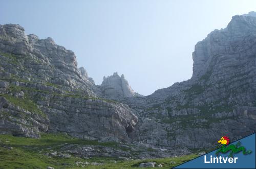 Forca de lis Sieris - Il sentiero attacca alla base delle rocce, vicino a quella specie di caverna