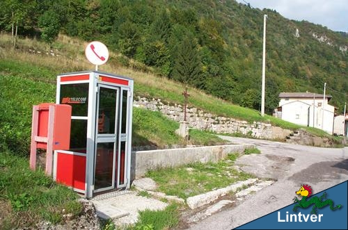 La gabina telefonica vicina all'abbeveratoio e alla vecchia latteria