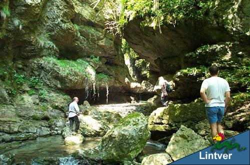 Il torrente si incunea tra le rocce