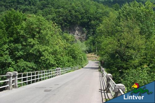 Il ponte sul Natisone e sullo sfondo la cava di marna