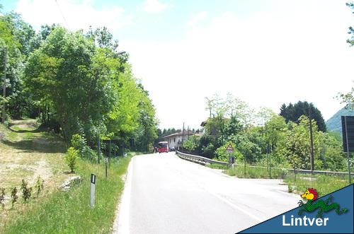 La famosa salita; in cima la rossa corriera per Montefosca