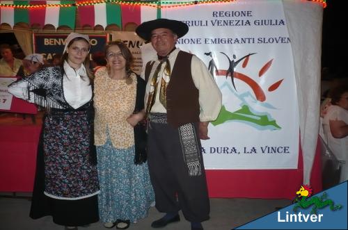 Mariela vestita con stoffe regalate da Graziella insieme a due paesani con costumi tipici argentini