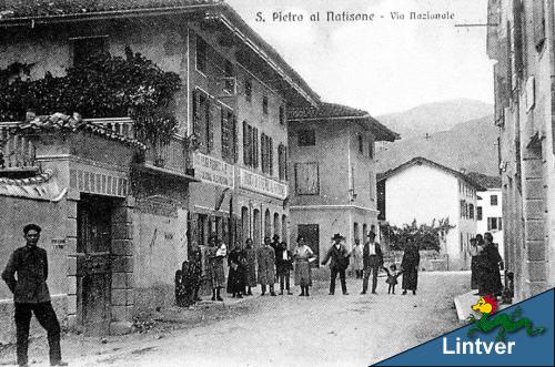 Vecchia cartolina della via Nazionale a S. Pietro (la strada non è ancora asfaltata)