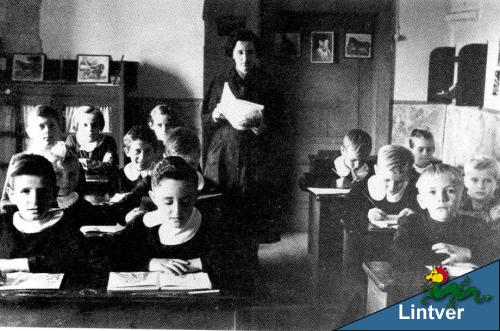 Alunni in classe con la maestra Rema Iussig